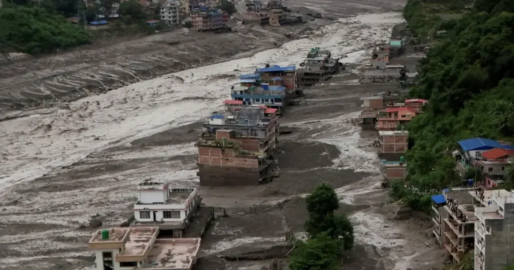 La comunidad nepalí de la Marina Baixa se moviliza para ayudar a sus familiares tras las graves inundaciones en Nepal