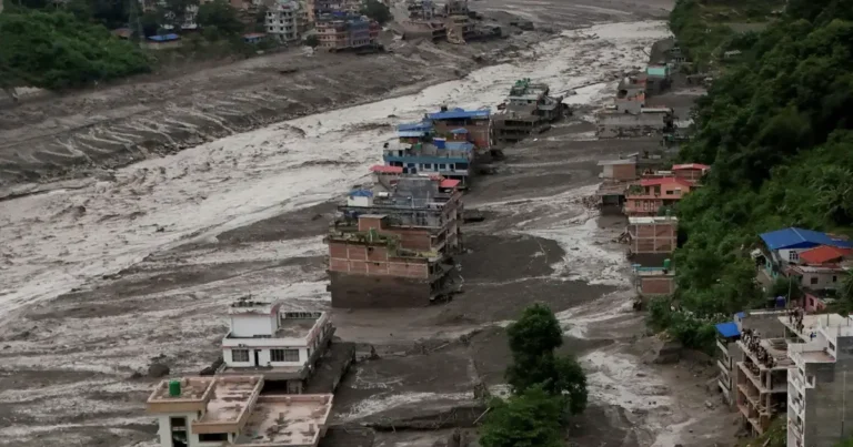 La comunidad nepalí de la Marina Baixa se moviliza para ayudar a sus familiares tras las graves inundaciones en Nepal