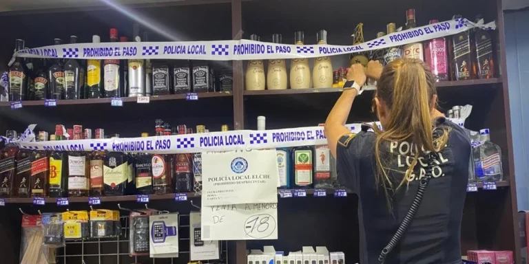 Dos tiendas de Elche, bajo la lupa por vender alcohol a menores: precintan más de 7.500 botellas