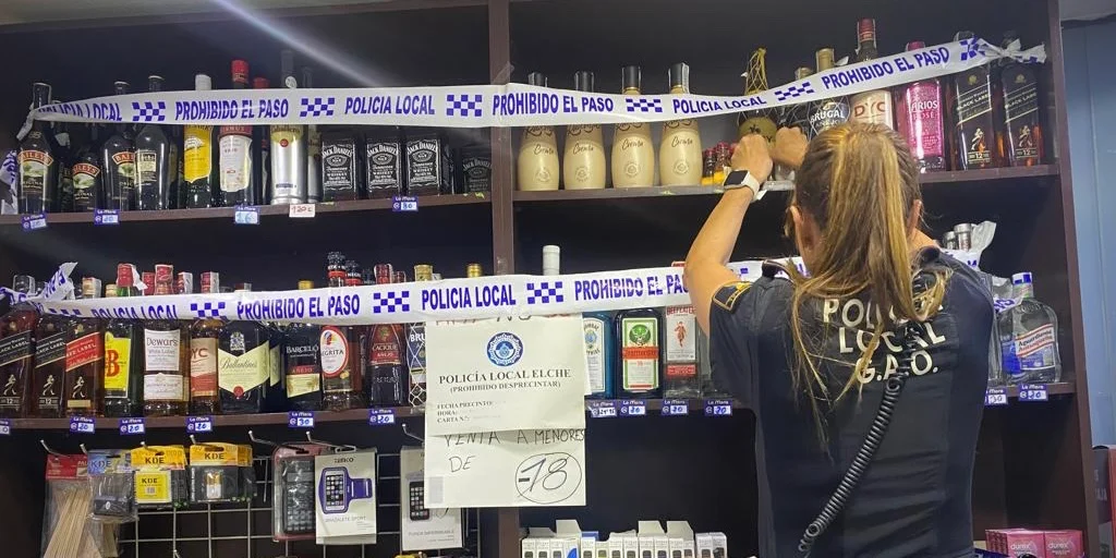 Dos tiendas de Elche, bajo la lupa por vender alcohol a menores: precintan más de 7.500 botellas