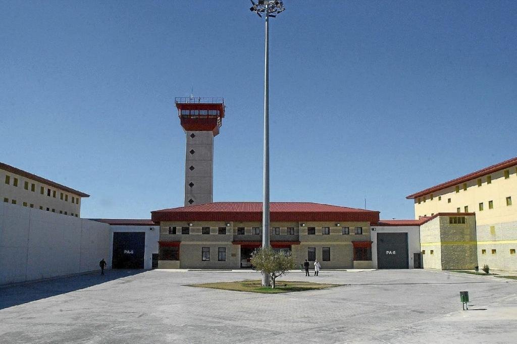 Dos presos drogados agreden a varios funcionarios en la cárcel de Villena