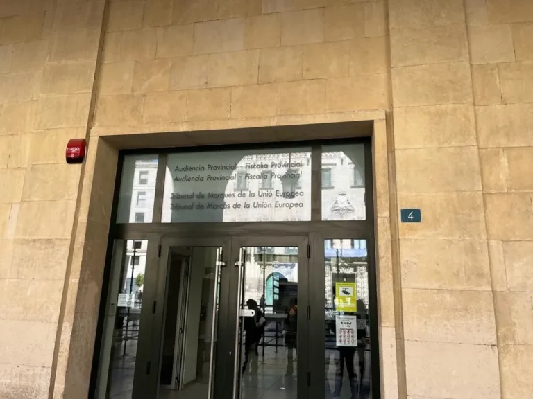 Acusada en Alicante de ocultar patrimonio para evitar pagar a Hacienda: la Fiscalía pide 4,5 años de cárcel