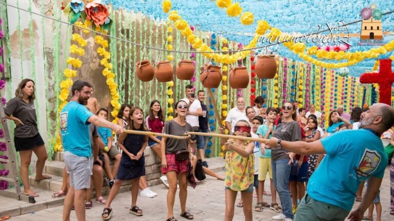 El Raval Roig reivindica sus raíces alicantinas con el tradicional ‘panquemao’ que da inicio a sus fiestas