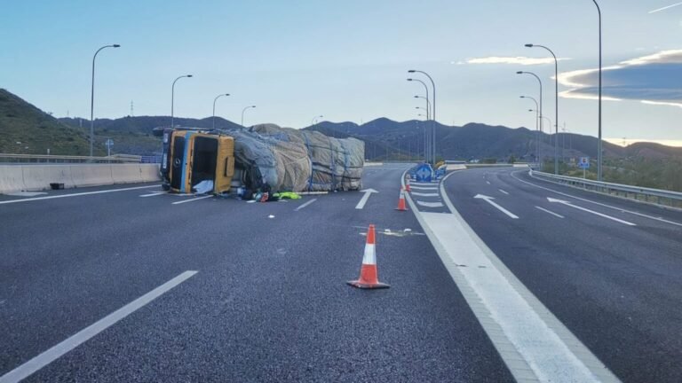 Vuelca un camión con sustancias altamente inflamables en la A-7 en Cox: un herido y riesgo de propagación