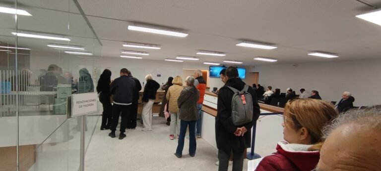 Más de 244.000 trámites y ciudadanos atrapados por la falta de citas: el padrón colapsa en Alicante
