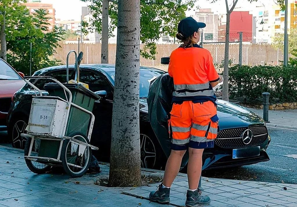 Alicante alega que vuelve a reforzar la limpieza de sus calles tras las críticas por la suciedad