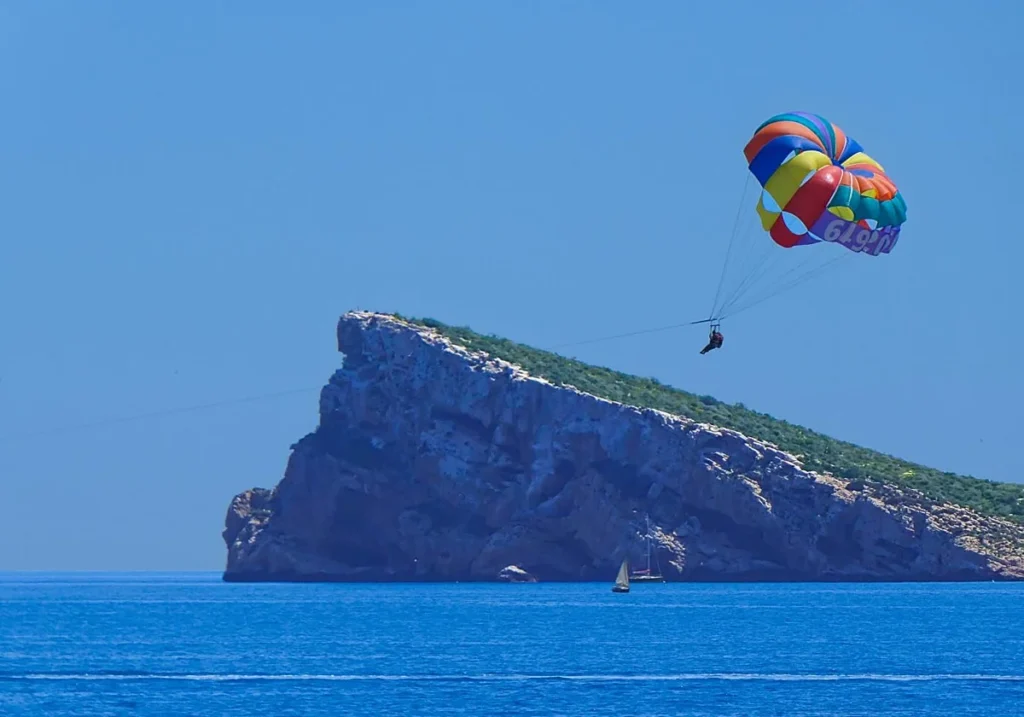 Dos personas están siendo investigadas por el accidente mortal de parasailing que dejó una mujer fallecida en Benidorm