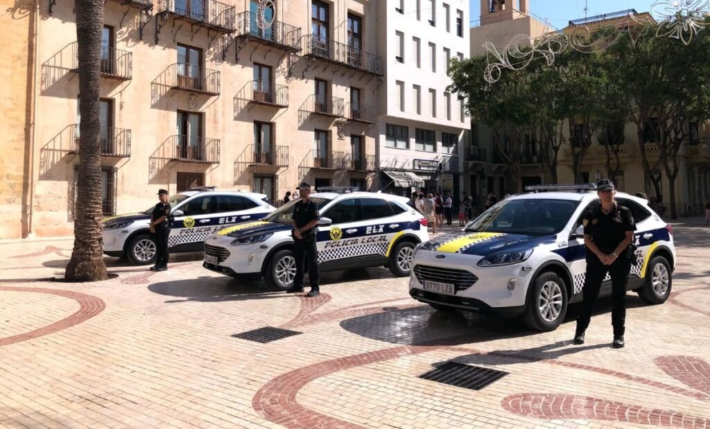Violento atraco a plena luz del día en Elche: cuatro encapuchados armados con un hacha arrasan un local y roban numerosas joyas