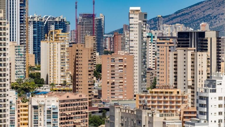 La vivienda se dispara en Alicante: comprar un piso cuesta 14.000 euros más que hace un añoLa vivienda se dispara en Alicante: comprar un piso cuesta 14.000 euros más que hace un año