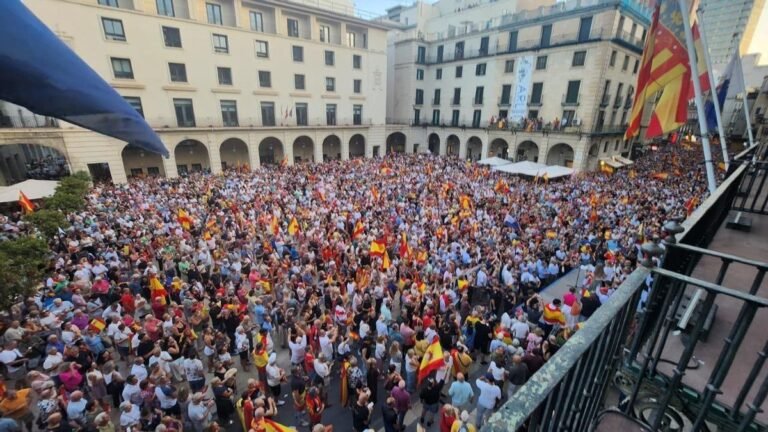 Miles de personas apoyan a Ceuta en la provincia de Alicante para exigir una respuesta firme del Estado