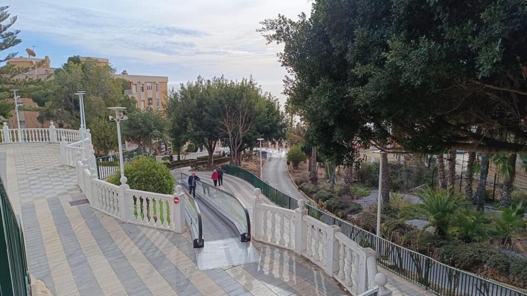 Villajoyosa refuerza el cuidado de sus parques con 28 trabajadores y un contrato de 1,87 millones al año durante 11 años