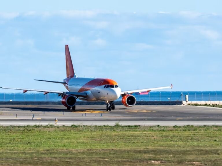 Las tormentas obligan a desviar 4 vuelos al aeropuerto de Alicante-Elche que tenían previsto aterrizar en Valencia
