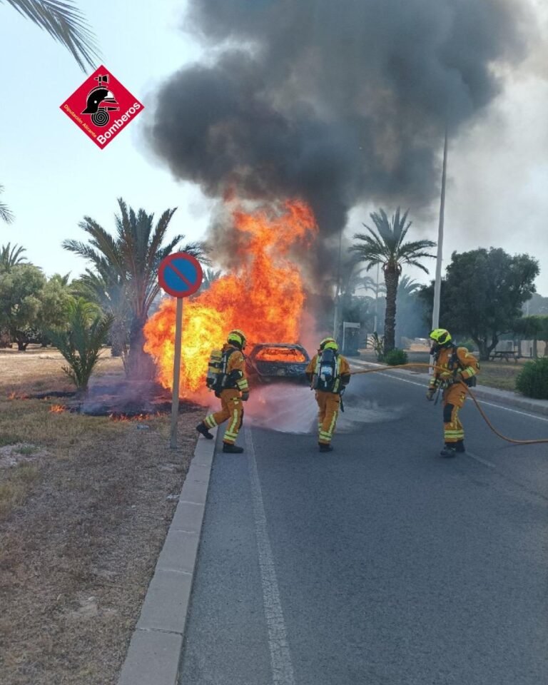 Un incendio calcina siete vehículos en una campa de Torrellano, junto al aeropuerto de Elche