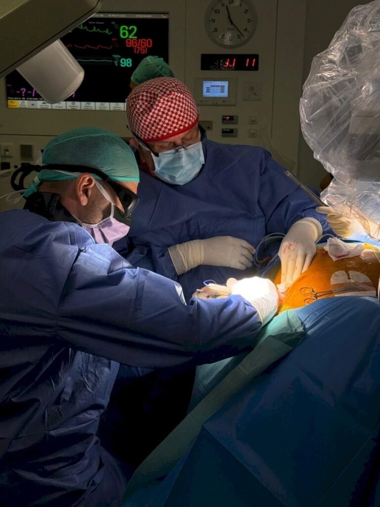 El Hospital del Vinalopó implanta el primer desfibrilador extravascular de la provincia para prevenir la muerte súbita