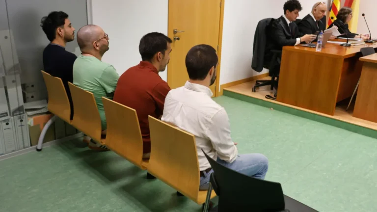 La Fiscalía pide 21 meses de cárcel a cuatro jóvenes acusados de haber increpado y empujado a un exdiputado de Vox en Alicante