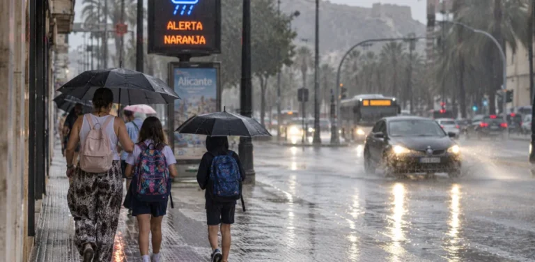 Alicante, en alerta por lluvias y tormentas: hasta 40 litros en la Marina Alta y un desplome de 13 grados