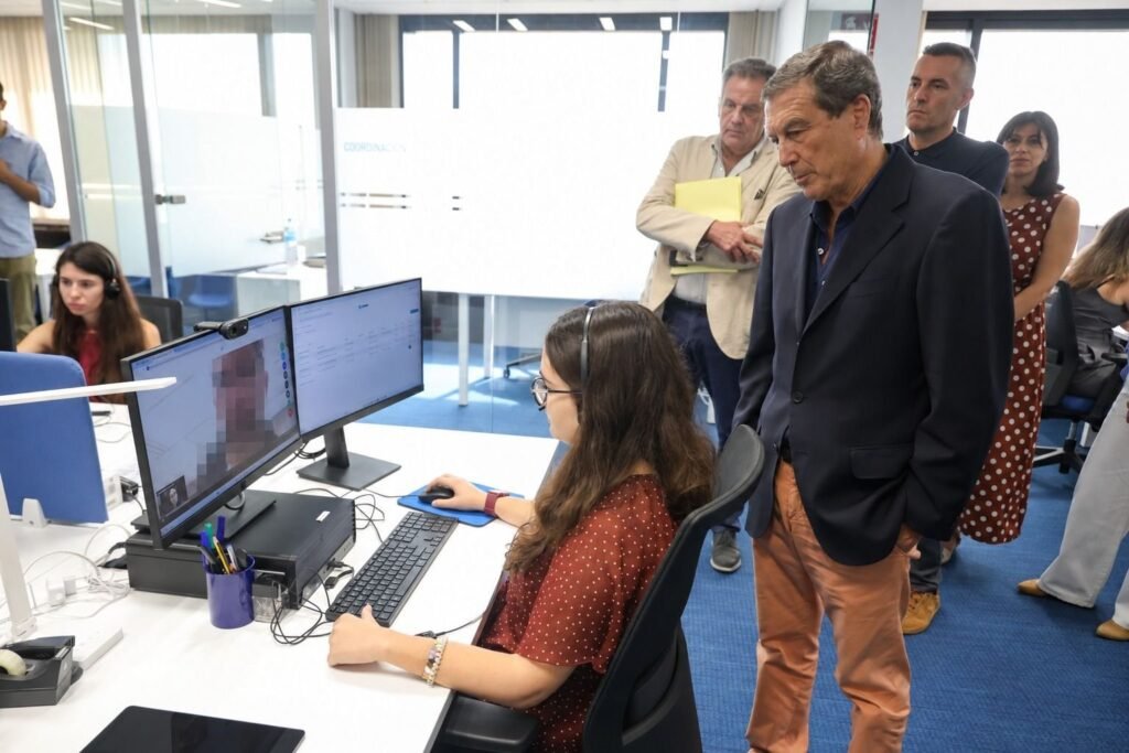 Sanidad lanza 'Acompanya', un programa para personas con riesgo suicida con apoyo telefónico gratuito las 24 horas: cuenta con psicólogos de atención directa y sedes en Alicante, Valencia y Castellón