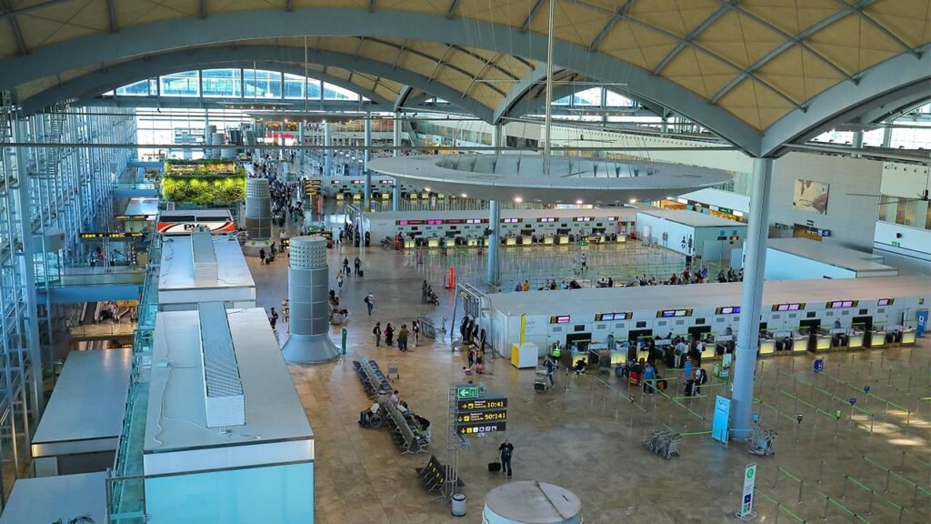 Detenido en el aeropuerto de Alicante un hombre reclamado por intentar matar a un varón con un hacha