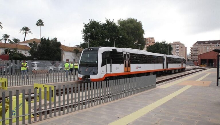 Adif alerta de posibles incidencias en los trenes de Alicante por las fuertes tormentas y el viento