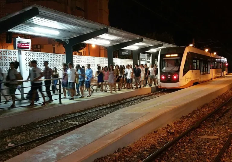 El Tramnochador arrasa este verano en Alicante: más de 137.000 viajeros utilizan el servicio nocturno