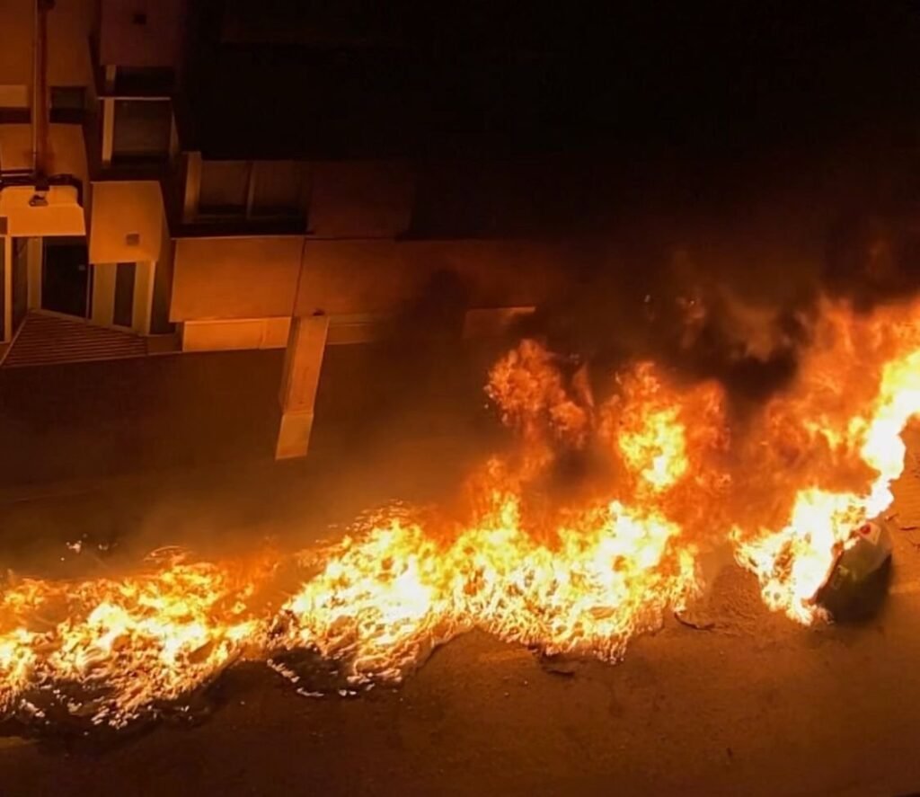 Identificados varios menores por incendiar 4 contenedores en Alcoi y dañar 5 vehículos gracias a las cámaras del Mercat de Sant Mateu