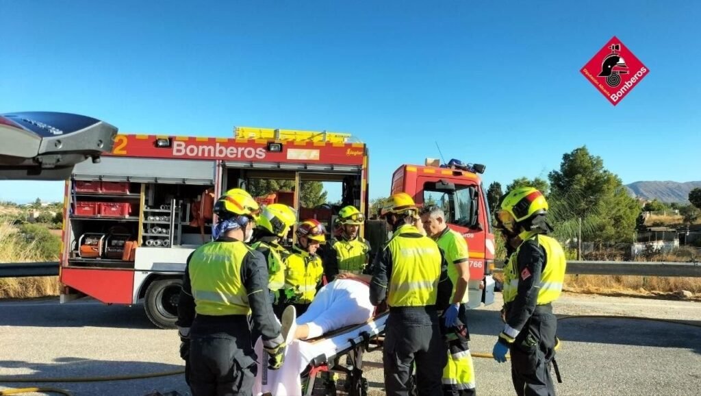 Una mujer queda atrapada tras un choque entre dos vehículos en la carretera de Agost y es trasladada al hospital