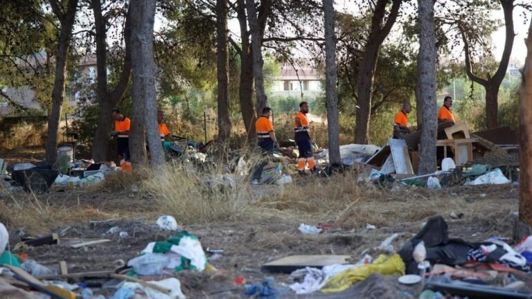 Alicante desmantela un asentamiento ilegal junto a dos colegios del PAU 2 tras las quejas vecinales