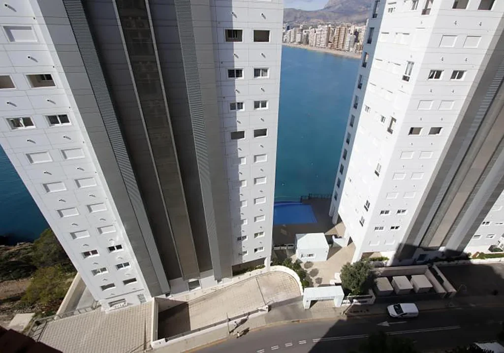 Seis años de cárcel para una mujer en Benidorm por intento de asesinato al cortar la cuerda de seguridad de un albañil suspendido a 13 pisos de altura