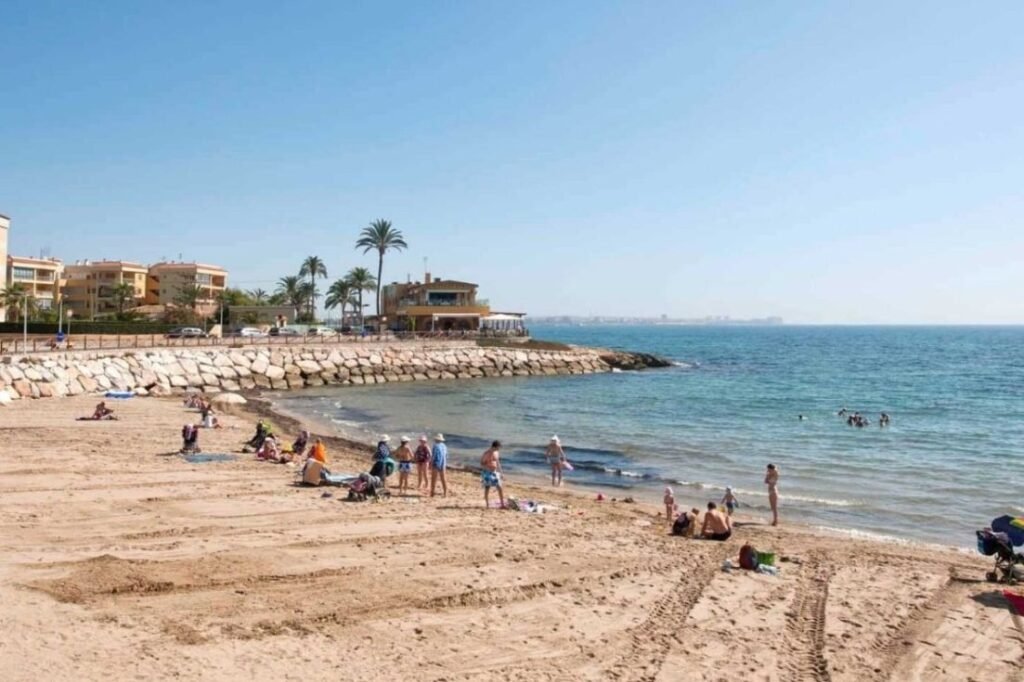 Cala Piteras, en Torrevieja, cerrada al baño tras detectar una incidencia en la calidad del agua