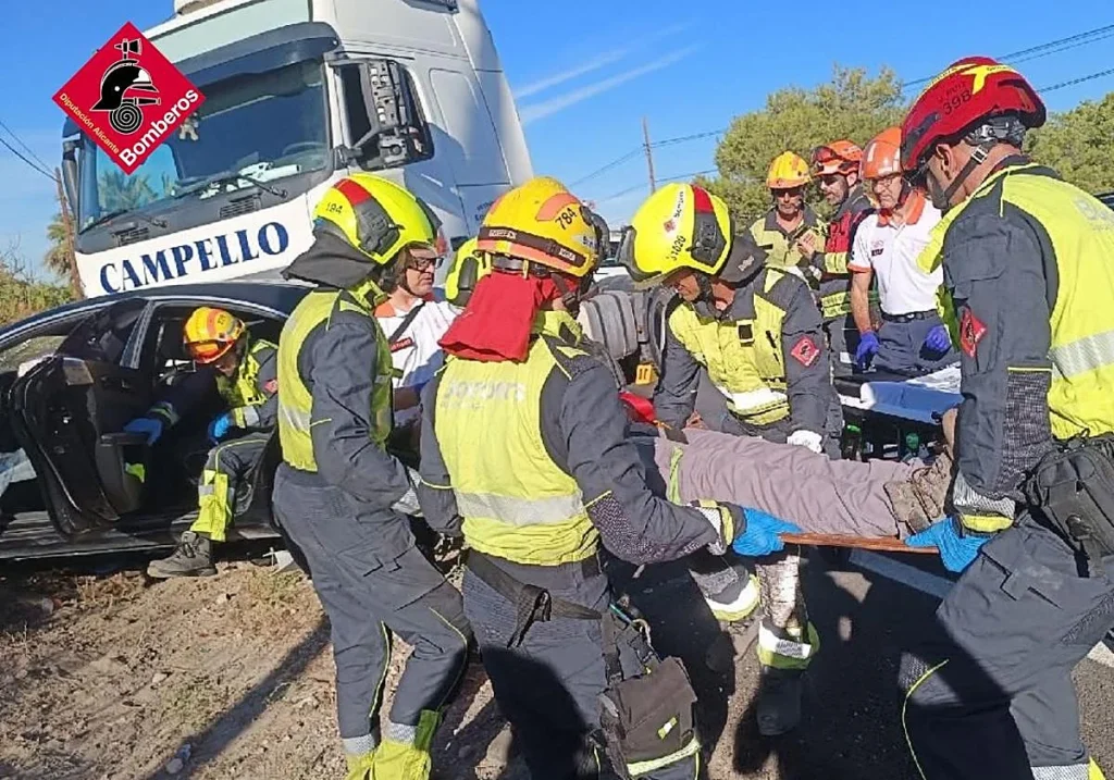 Rescatan al conductor de un coche atrapado bajo un camión tras un choque frontal en Torrellano