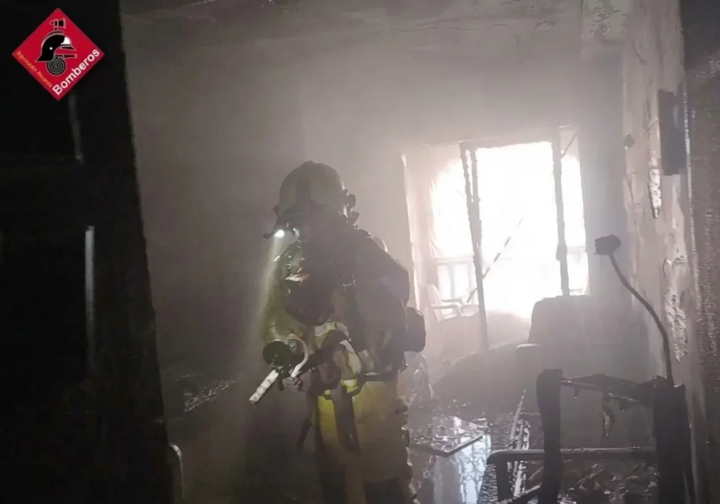 Las llamas arrasan una vivienda en Torrevieja y obligan a intervenir a los bomberos
