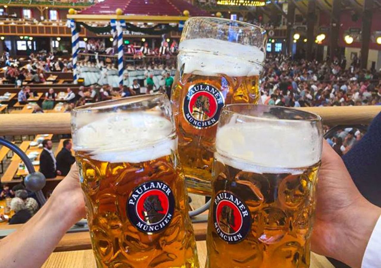 jarras-de-cerveza-del-oktoberfest-paulaner.jpeg