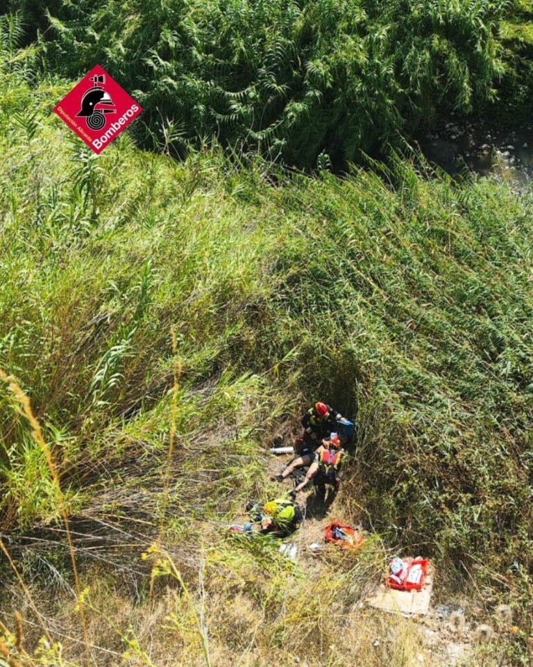 Rescatado con vida tras caer por un barranco de 30 metros en l'Alqueria d'Asnar