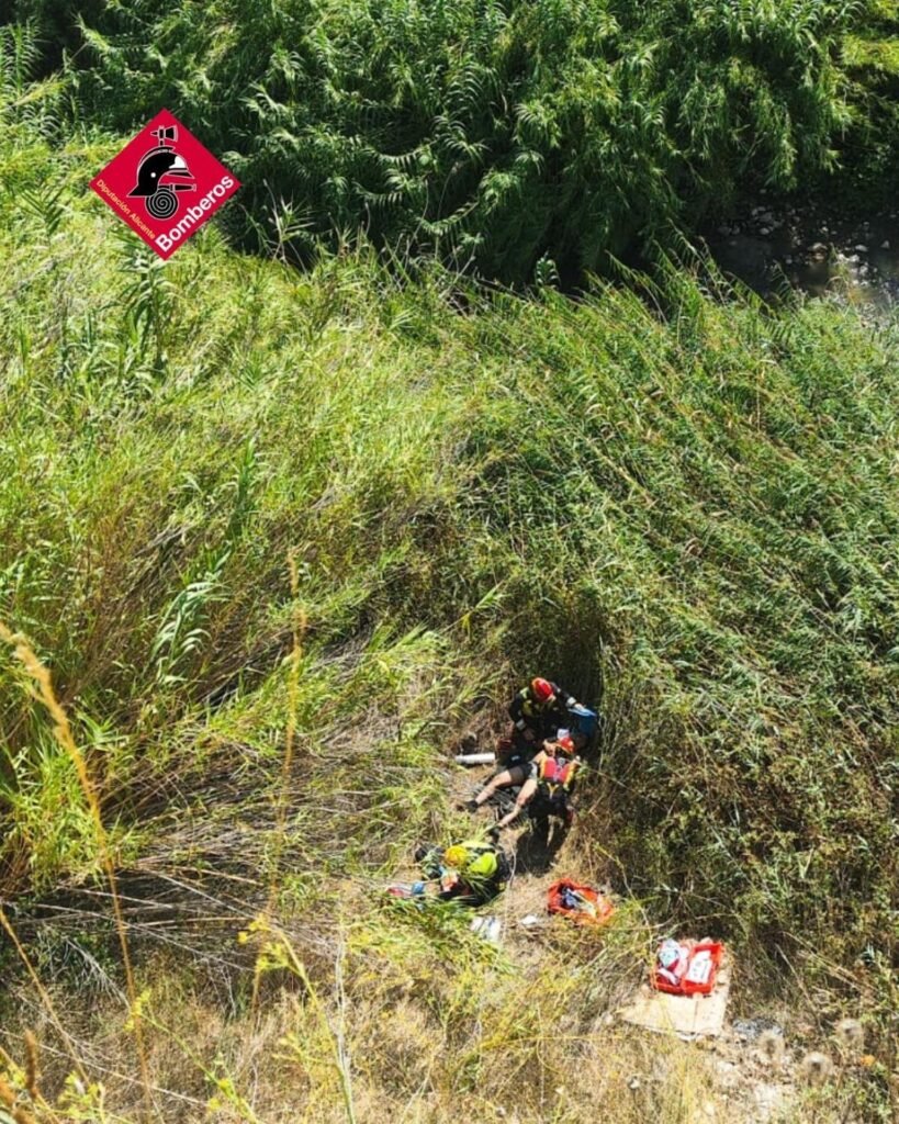 Rescatado con vida tras caer por un barranco de 30 metros en l'Alqueria d'Asnar