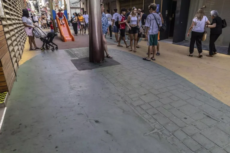 La calle San Francisco vuelve a deteriorarse en tan solo cinco meses desde su renovación: setas agrietadas, suelo desgastado y suciedad en pleno verano en Alicante