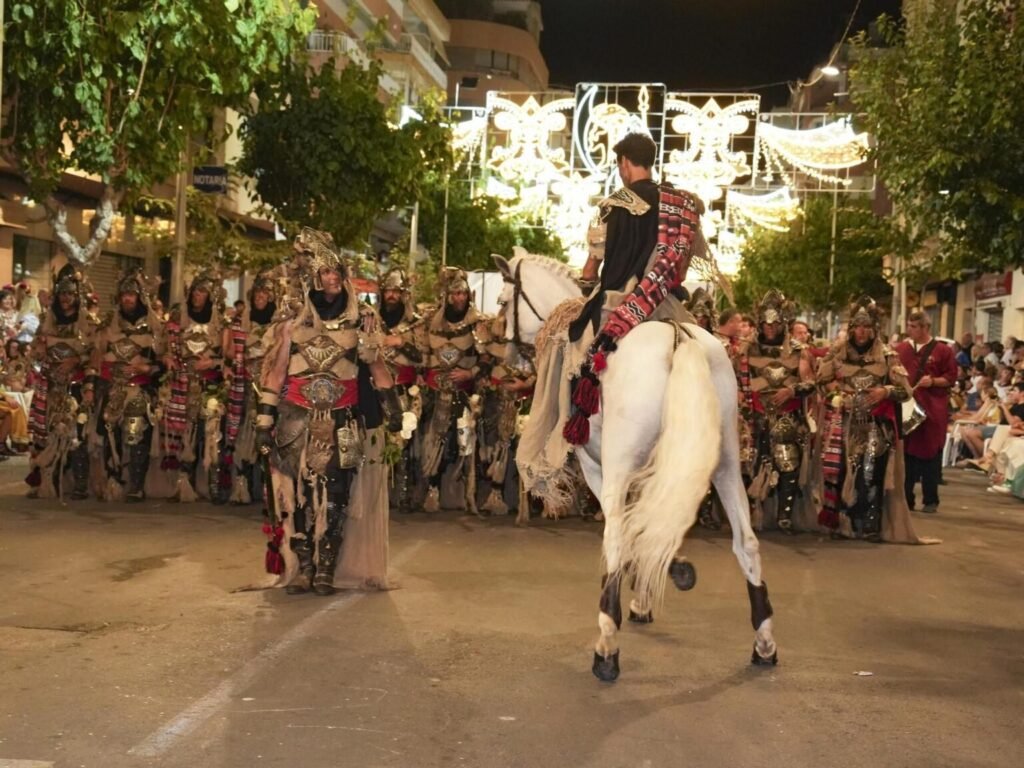 Mutxamel refuerza sus fiestas de Moros y Cristianos con Puntos Violeta contra el acoso