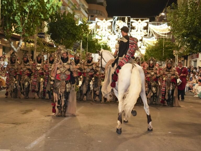 Mutxamel refuerza sus fiestas de Moros y Cristianos con Puntos Violeta contra el acoso