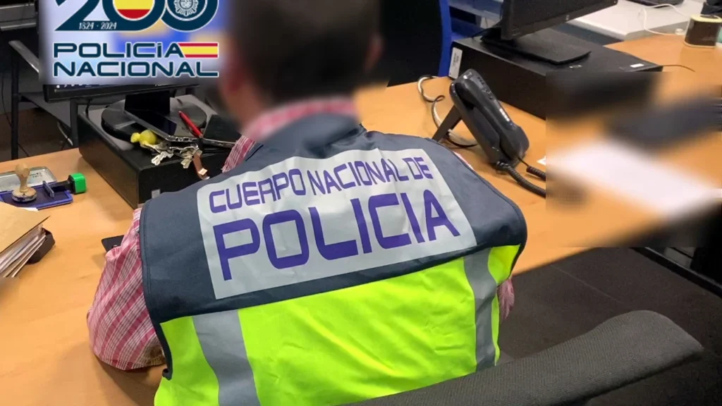 Detenido en Alicante un joven de 23 años por retirar 4.500 euros con las tarjetas de un anciano 