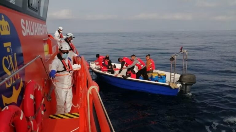 Rescatadas 17 personas subsaharianas en aguas próximas a Alicante y trasladadas al puerto de Xàbia