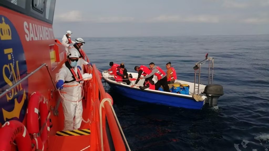 Rescatadas 17 personas subsaharianas en aguas próximas a Alicante y trasladadas al puerto de Xàbia