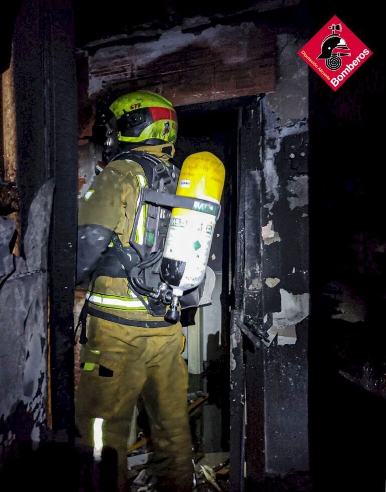 Las llamas calcinan una vivienda en San Vicente del Raspeig
