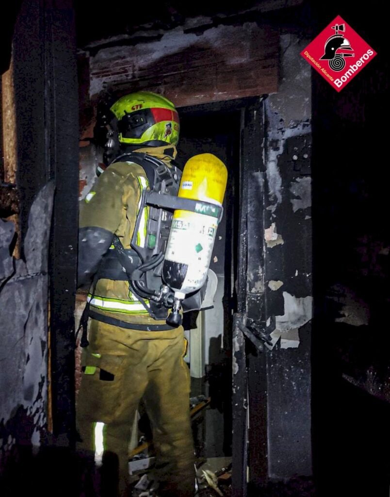 Las llamas calcinan una vivienda en San Vicente del Raspeig