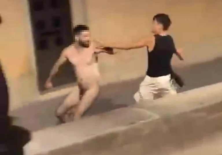 Un hombre desnudo protagoniza una pelea en plena Plaza Blanca de Elche ante la mirada de varios testigos