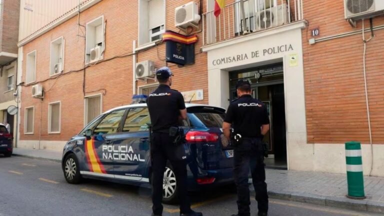Desmantelado un piso prostíbulo en Alcoi: detenida una mujer que explotaba a extranjeras en situación irregular