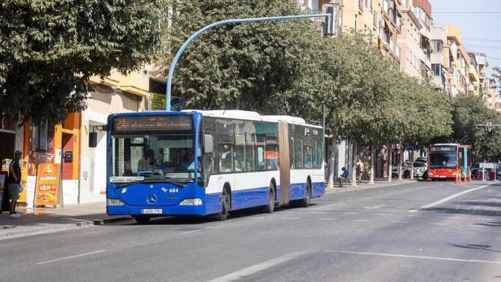 La huelga de autobuses interurbanos empieza hoy en Alicante: servicios mínimos del 50% y protestas por las averías