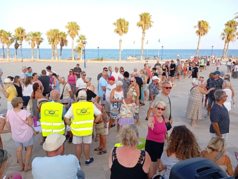 Orihuela Costa estalla contra el Ayuntamiento y reclama la independencia: más de 30.000 vecinos denuncian abandono y falta de servicios