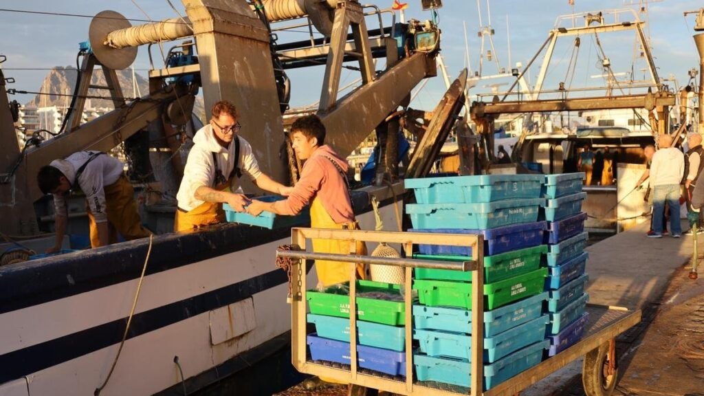 La subida del gasóleo ahoga la pesca en Alicante: hasta 1.200 euros diarios solo en combustible