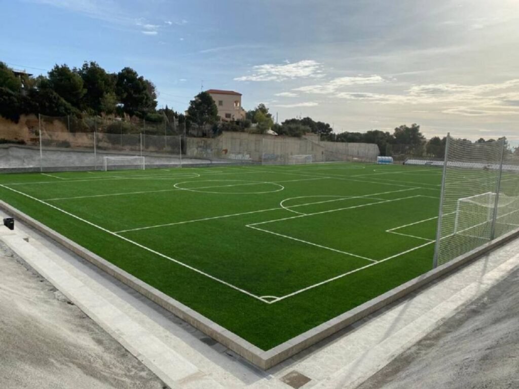 Un grupo de jóvenes agrede a un conserje municipal en una instalación deportiva de Crevillent y el Ayuntamiento cierra los campos de fútbol