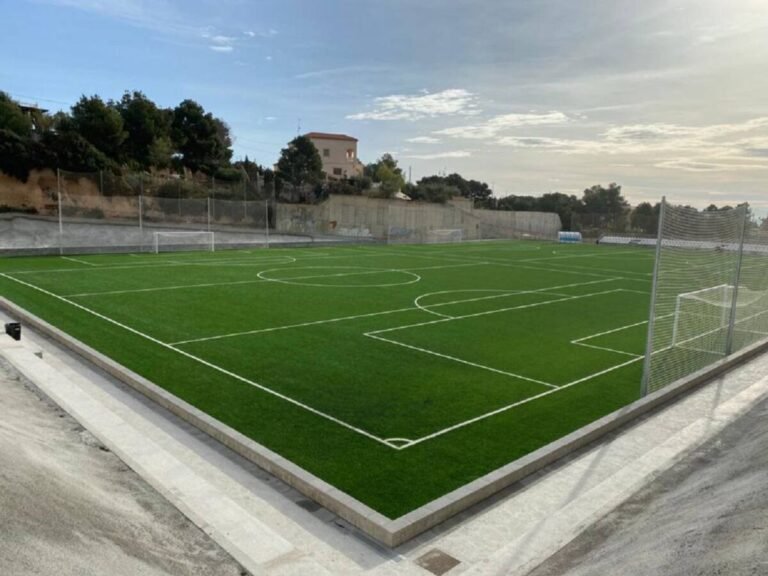 Un grupo de jóvenes agrede a un conserje municipal en una instalación deportiva de Crevillent y el Ayuntamiento cierra los campos de fútbol