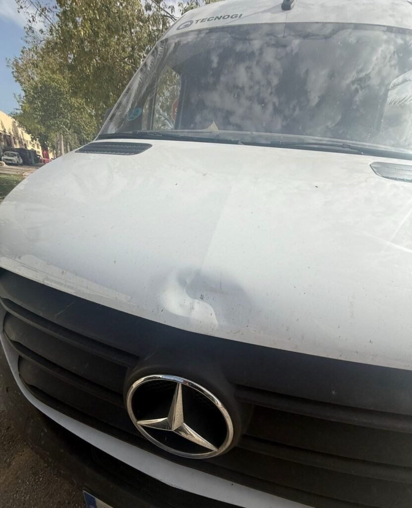 Investigan en Elche a un conductor por darse a la fuga tras provocar un accidente y dejar un reguero de líquido en la carretera